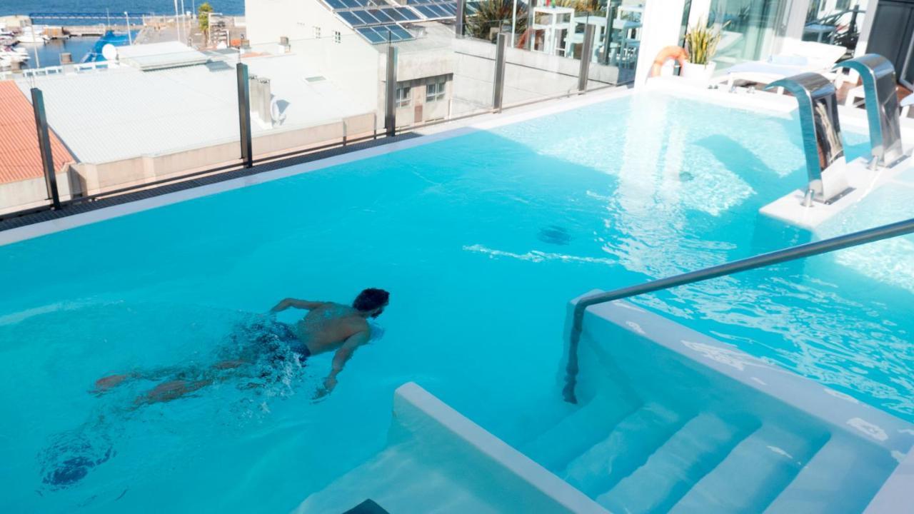 Gran Hotel Nagari Boutique & Spa Vigo Dış mekan fotoğraf A man swimming in a rooftop pool