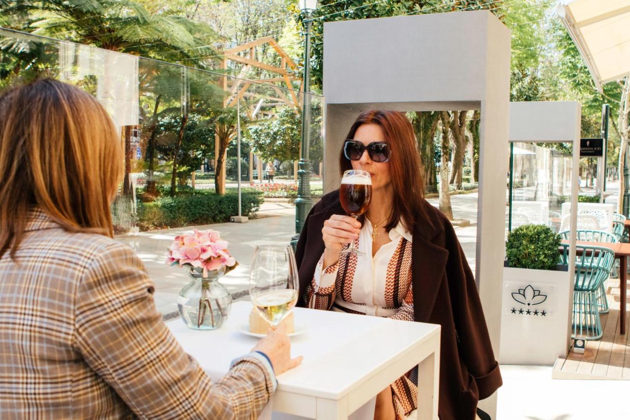 Gran Hotel Nagari Boutique & Spa Vigo Dış mekan fotoğraf A woman drinking coffee