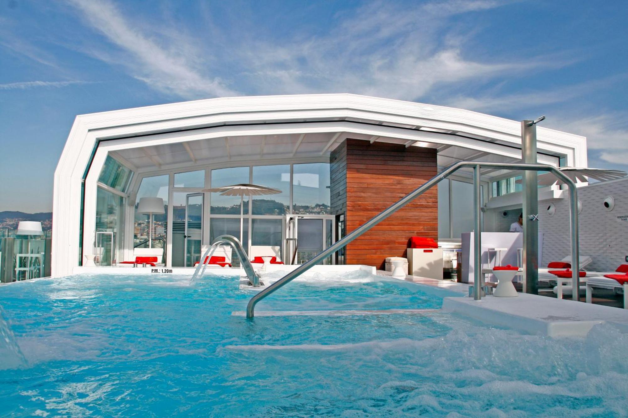 Gran Hotel Nagari Boutique & Spa Vigo Dış mekan fotoğraf The rooftop pool at the Mandarin Oriental Barcelona