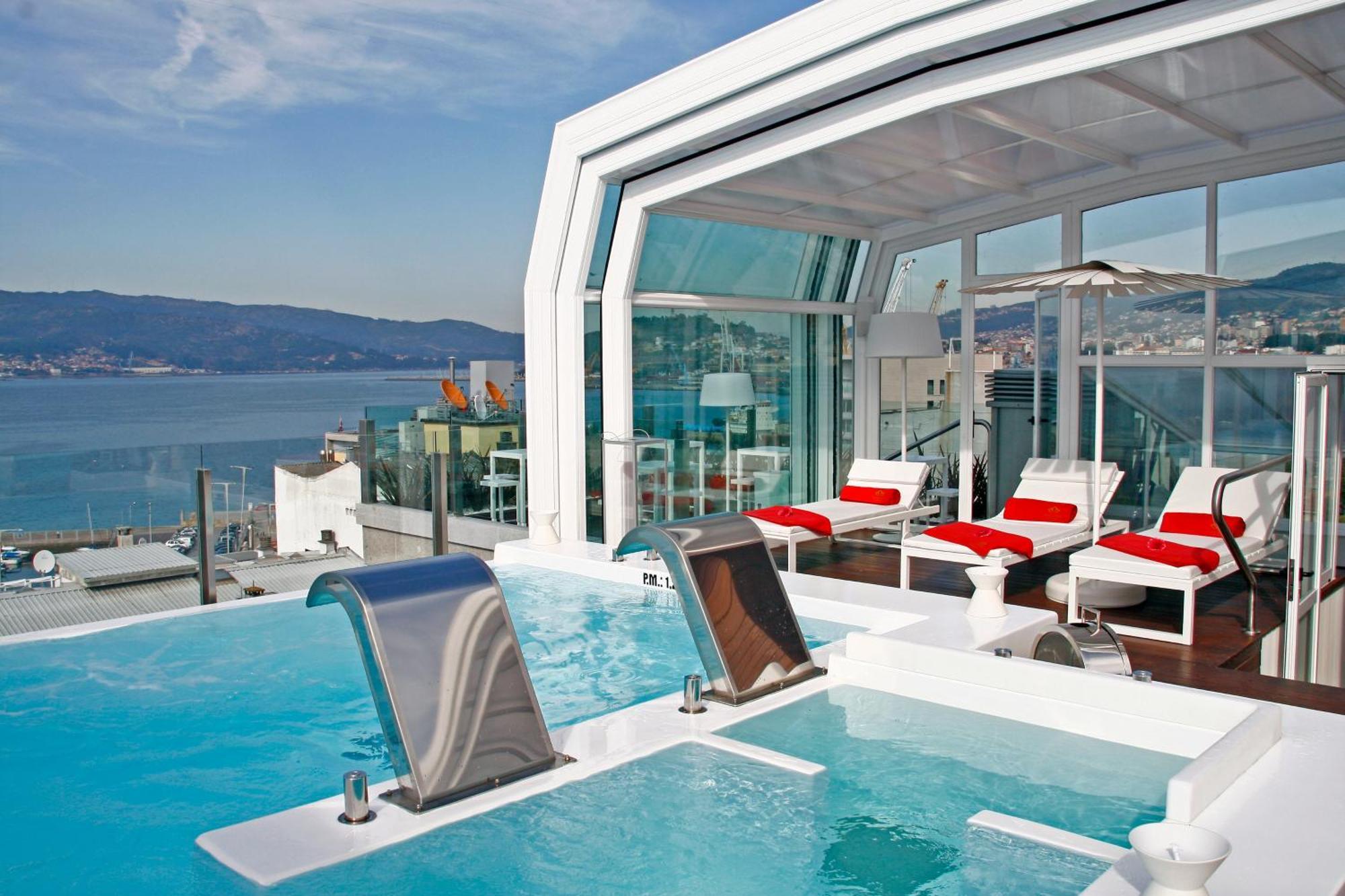 Gran Hotel Nagari Boutique & Spa Vigo Konforlar fotoğraf The rooftop pool at the Hotel Alexandra