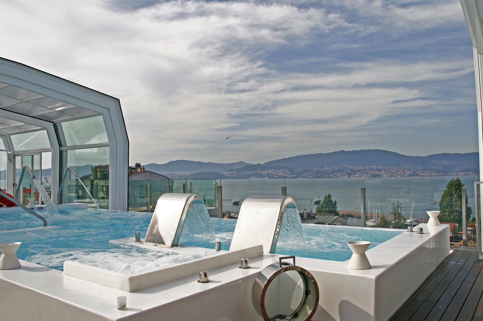 Gran Hotel Nagari Boutique & Spa Vigo Dış mekan fotoğraf The rooftop pool at the hotel